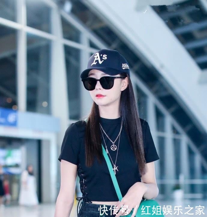 沈梦辰穿露脐装去机场, 肚脐眼的钻石很闪, 网友: 海涛送的吧?