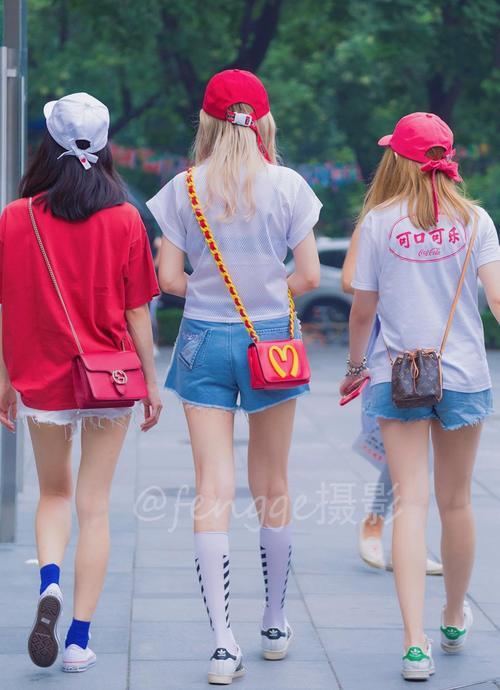 街拍背影不一定多么性感，但一定要有意思，你觉得呢？