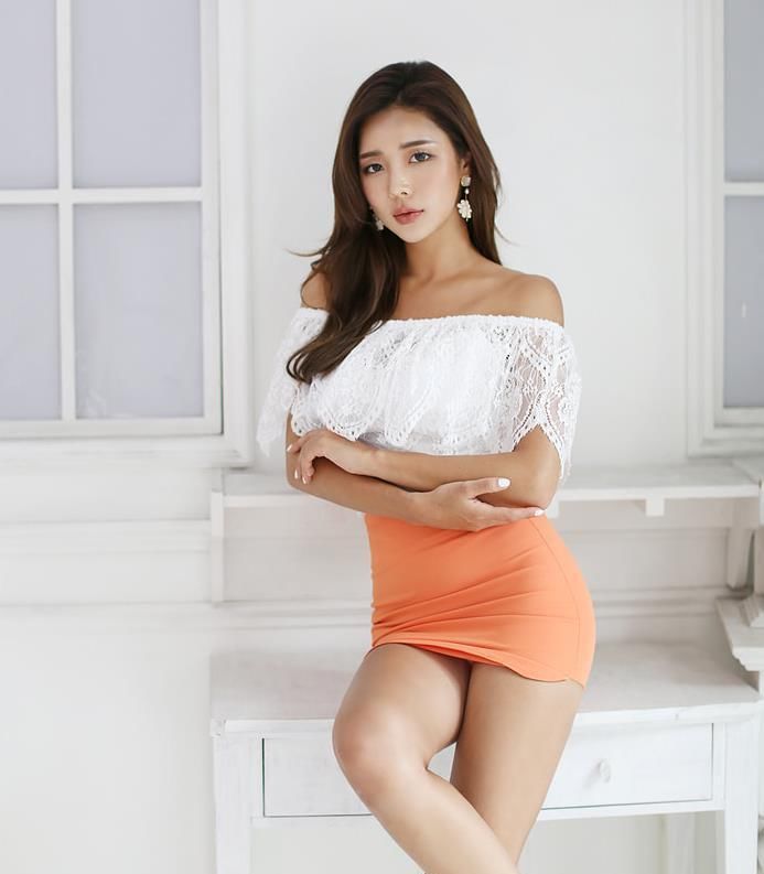 时尚穿搭:短裙遇到俏美身材秀奇妙，穿出风韵身姿增添女人味!