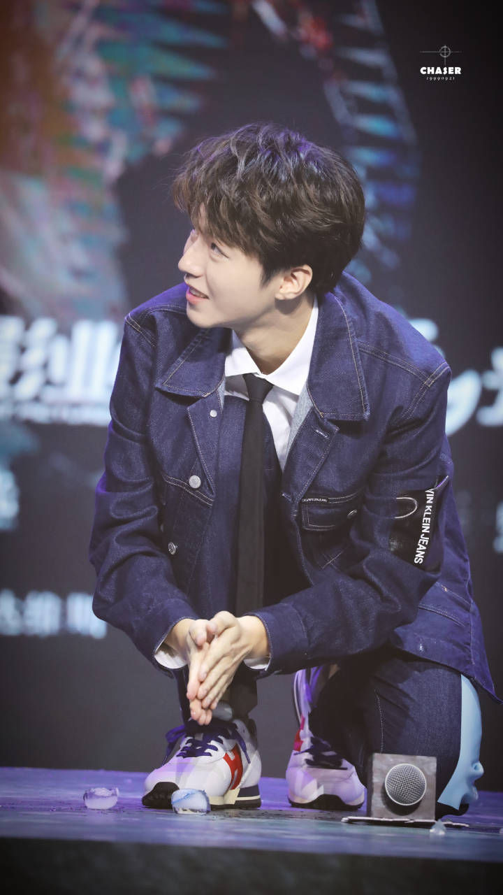 王俊凯帅气亮相《天坑猎鹰》发布会