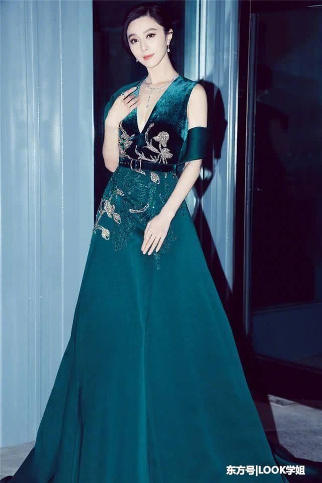 范冰冰厉害了，开衩裙惊艳全场，网友：为了秀腿撩裙摆太拼了