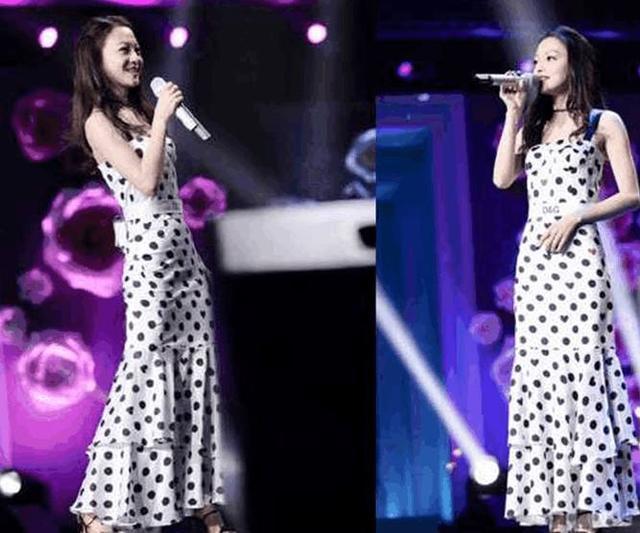 张韶涵穿波点裙撞上热巴,大10岁完全不输,网友:这才是真女神