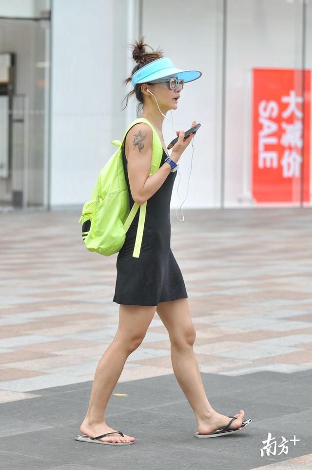夏日，广东街头小姐姐的纹身酷到没朋友