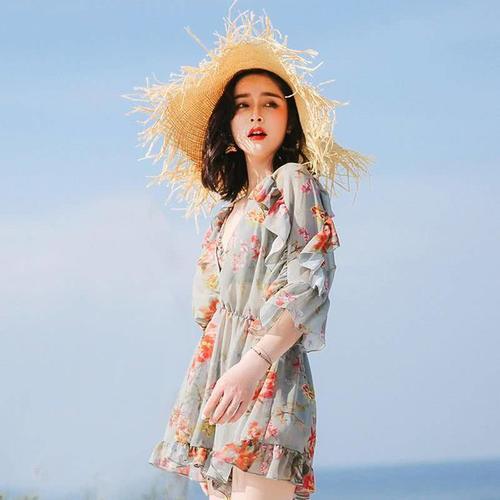 夏日！性感的小姐姐身穿时尚的泳衣！展现婀娜多姿的好身材！