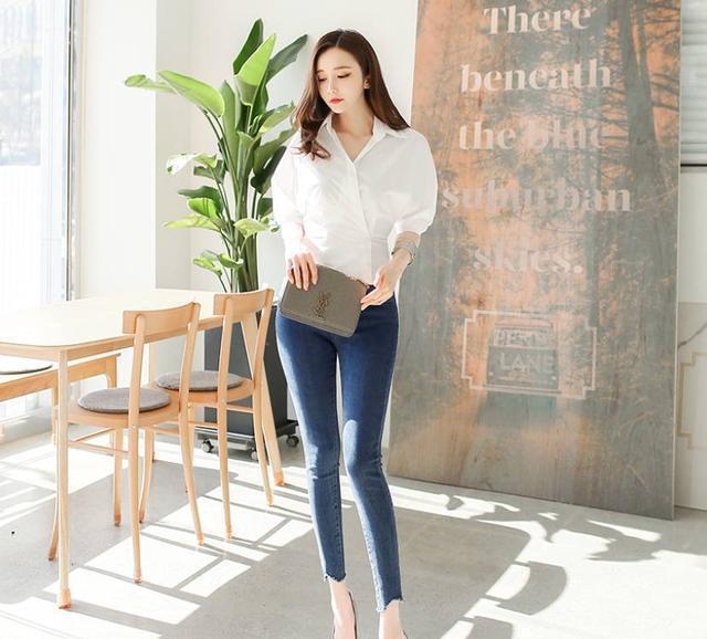 时髦紧身的牛仔裤，修身又显瘦，散发着难以抵挡的魅力！