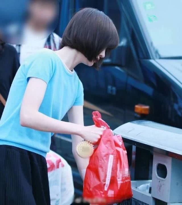 郑爽郊外踏青美出新高度！网友：终于知道为啥她总是不化妆了！