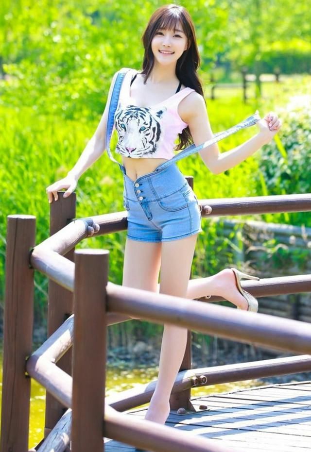 短裤穿出迷人的玲珑曲线，性感可人