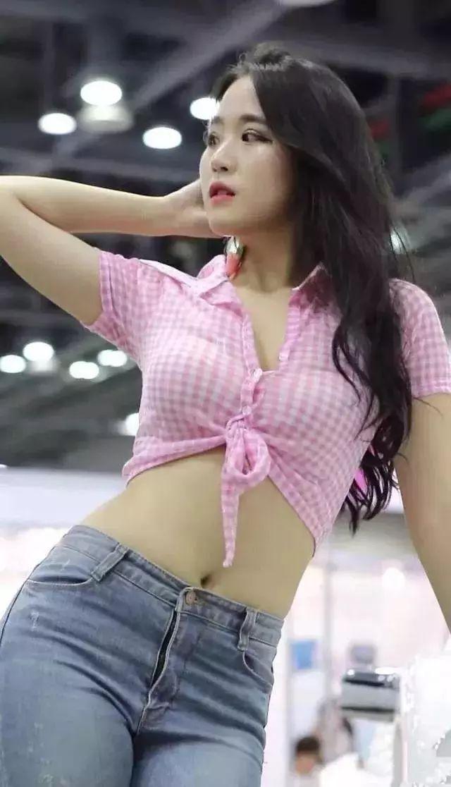 小姐姐粉白格子绑带衬衫搭配牛仔裤，火辣身材靓丽车展