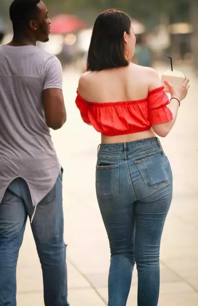 辣妈@街拍身材丰腴的辣妈,穿牛仔裤别有一番风情