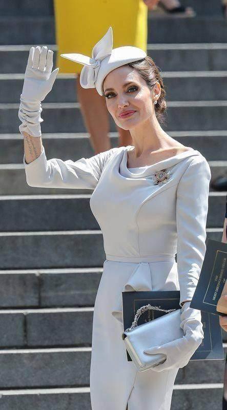 43岁朱莉终于长胖了，颜值回春好气质似30岁，穿瘦腿裤竟也好看了