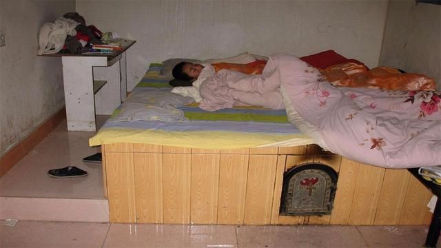 东北农村属火炕最暖和，宽敞得能睡下一家人，可半夜冻醒咋办？