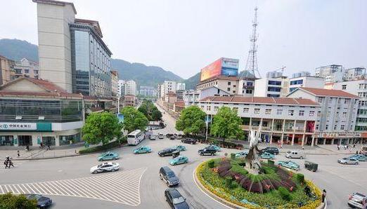 为什么开车上路，看到有些司机明明右转，却打开着左转向灯？