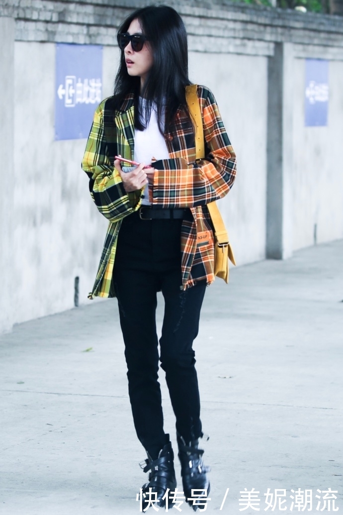 张碧晨瘦得过分，穿这么小的牛仔裤都不贴身，网友：这腿我服了！