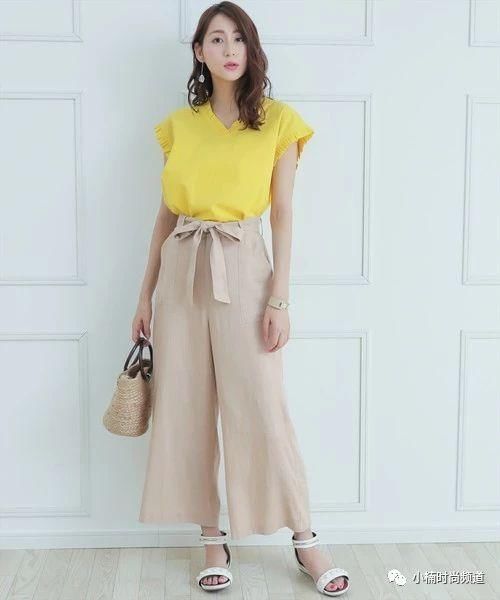 夏天这样穿感觉更轻盈！米色亚麻混织裤装日系夏季造型特集