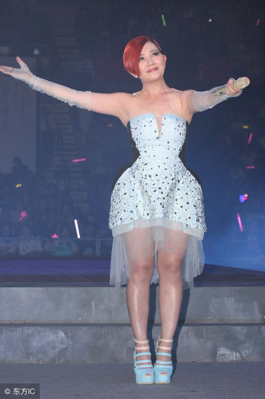 梁静茹，穿收腰连衣裙配薄纱袖套，穿件裙子就不会暴露你腿粗了!