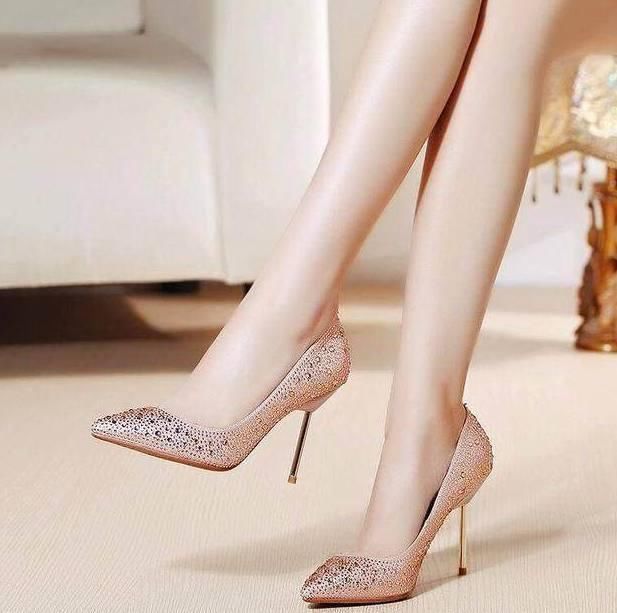 美是穿出来的，尖头细跟时尚迷人设计，倍添都市女人味