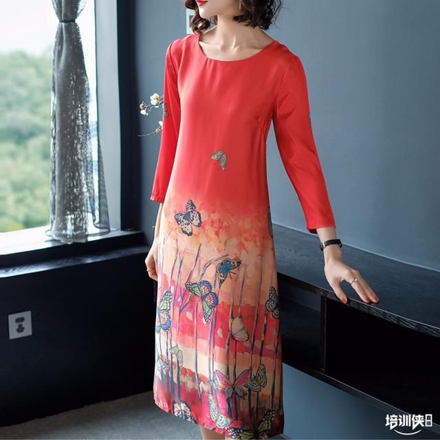 奔四奔五女人今年流行这样穿连衣裙,显高又洋气,简直美惨了