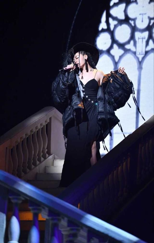 秀身材的高阶技能！张靓颖身穿深V长裙“真空”上阵大展曼妙身姿