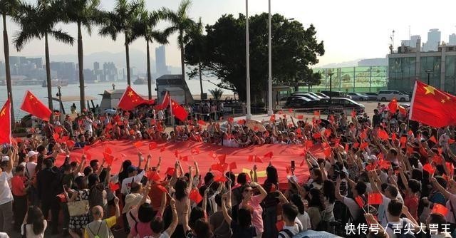  照亮@今晨，巨幅五星红旗照亮香港金紫荆广场