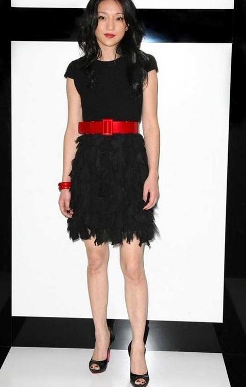 周迅豁出去了,前面挖空的地方让人脸红,网友:高圣远不介意吗?