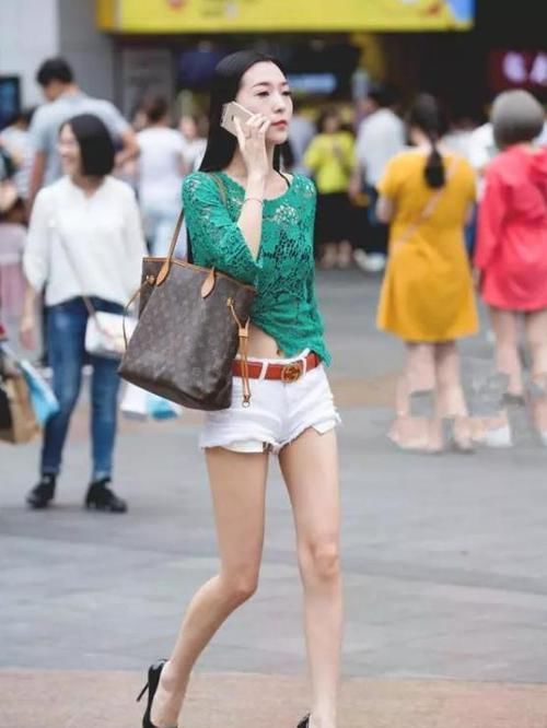  【碎花】街拍：沉鱼落雁的美女，一条碎花吊带连衣裙，优雅美丽气质美