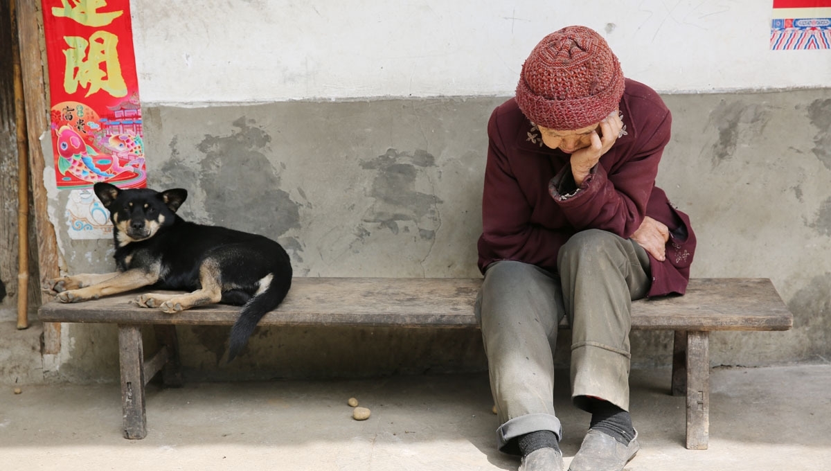 66岁老夫妻留守深山，陪86岁失明老妈，人勤物丰日子越过越好