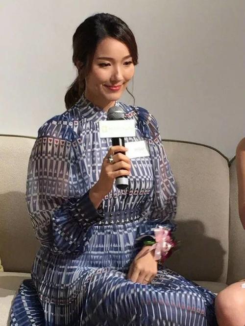 怀孕的李亚男，微跟鞋现身，身材圆润，网友：这才是怀孕的样子！