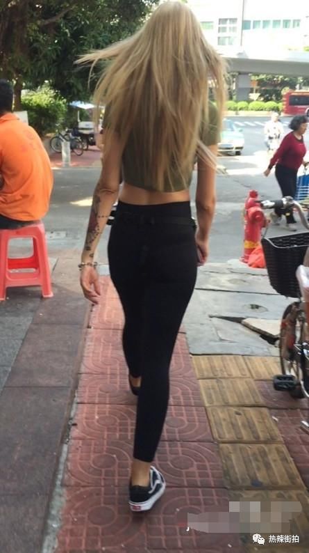 街拍:大街上买水果的外国妞，身材好，时尚感强