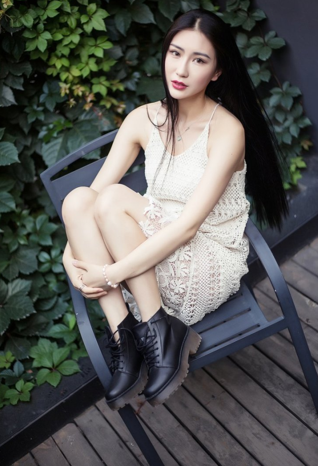 爱拍照的美女游芽庄海滩,一件镂空吊带裙,散发出与众不同的美