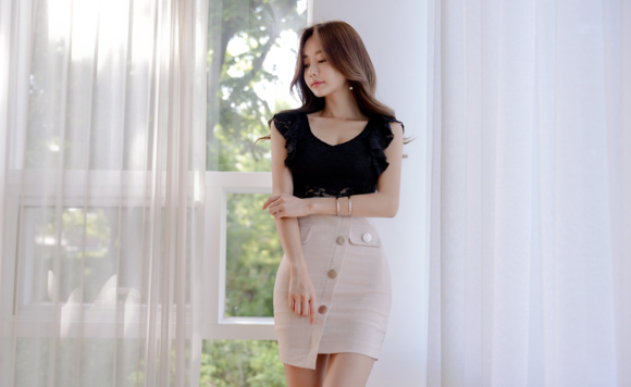 女神孙允珠，魔幻染墨哥特月季花袖镂空裙