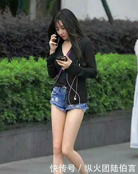 「美女」街拍瑰姿艳逸的美女,一件黑色上衣配牛仔热裤,青春活力气质范