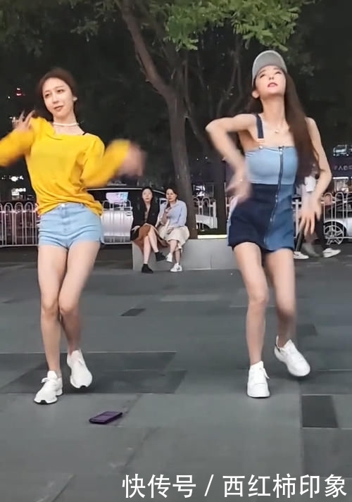  cm：闺蜜穿一样鞋，因下装不同，腿长一个90cm，一个1米8绝了！