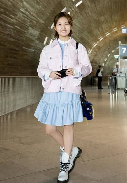 张子枫不刻意为了增高穿高跟鞋了，换双马丁靴，格外的时髦!