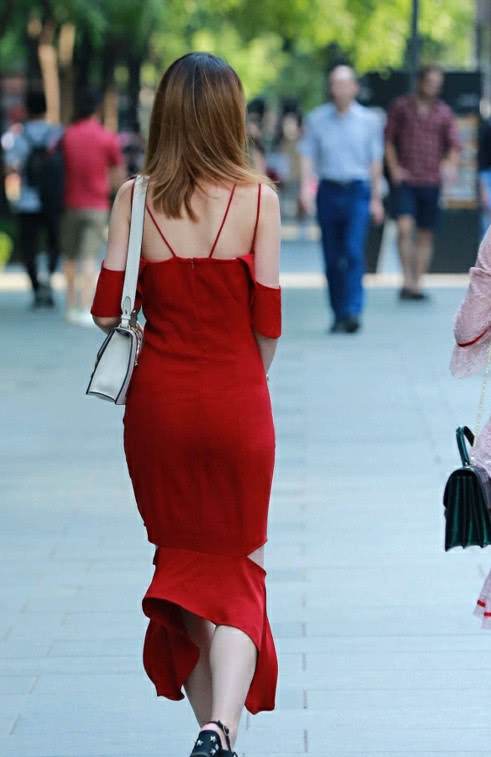 红色漏背连衣裙上演粉红诱惑，前凸后翘的小姐姐让人砰然心动，身