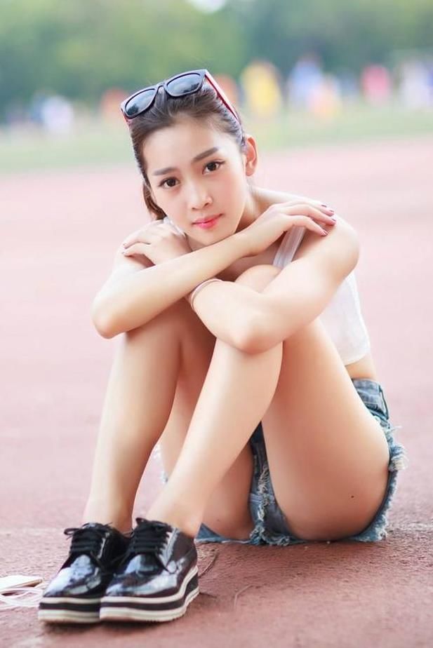 街拍高挑牛仔热裤美女，完美的大长腿纤细修长