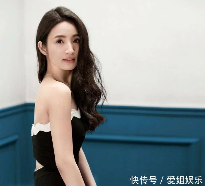 林依晨难得性感一回, 穿抹胸裙现身活动, 显高贵又优雅!