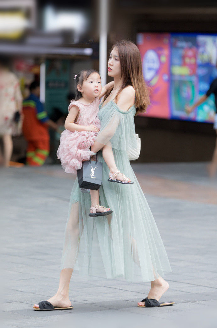 重庆街拍,紧致的连衣裙打造迷人的腰身,轻松打造女神范