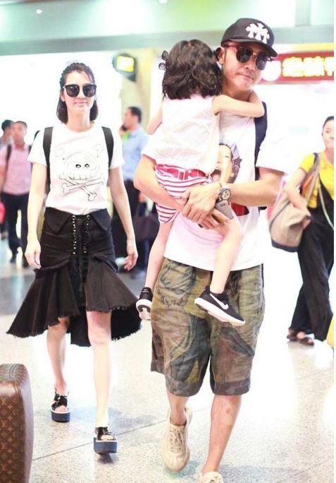 张丹峰一家高调亮相，46岁洪欣嫩成26岁，高颜值女儿大长腿太抢镜