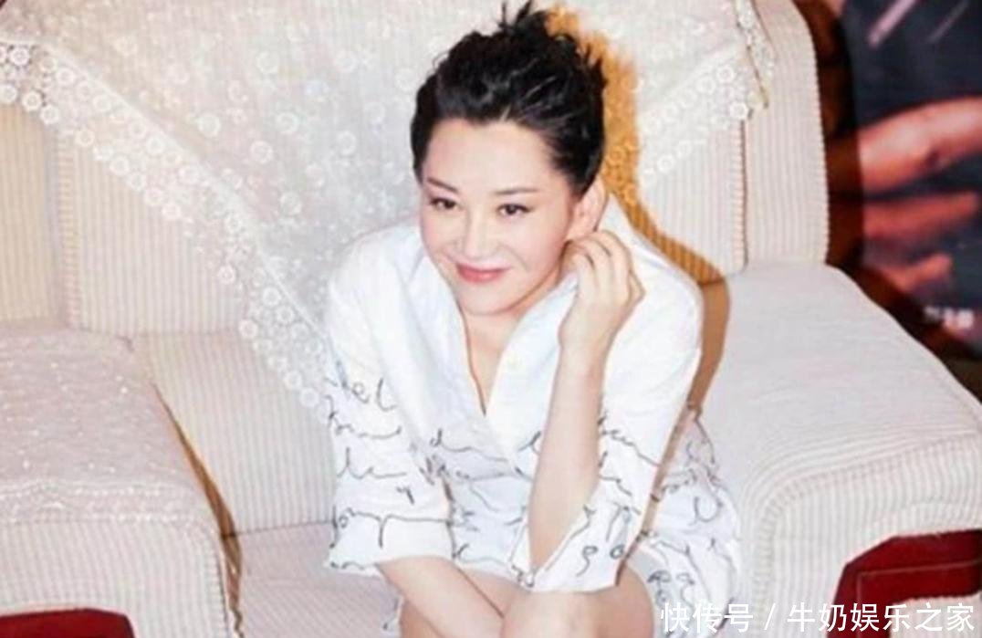 49岁许晴玩起了“下衣消失”, 穿一件衬衫就出门, 坐姿亮了