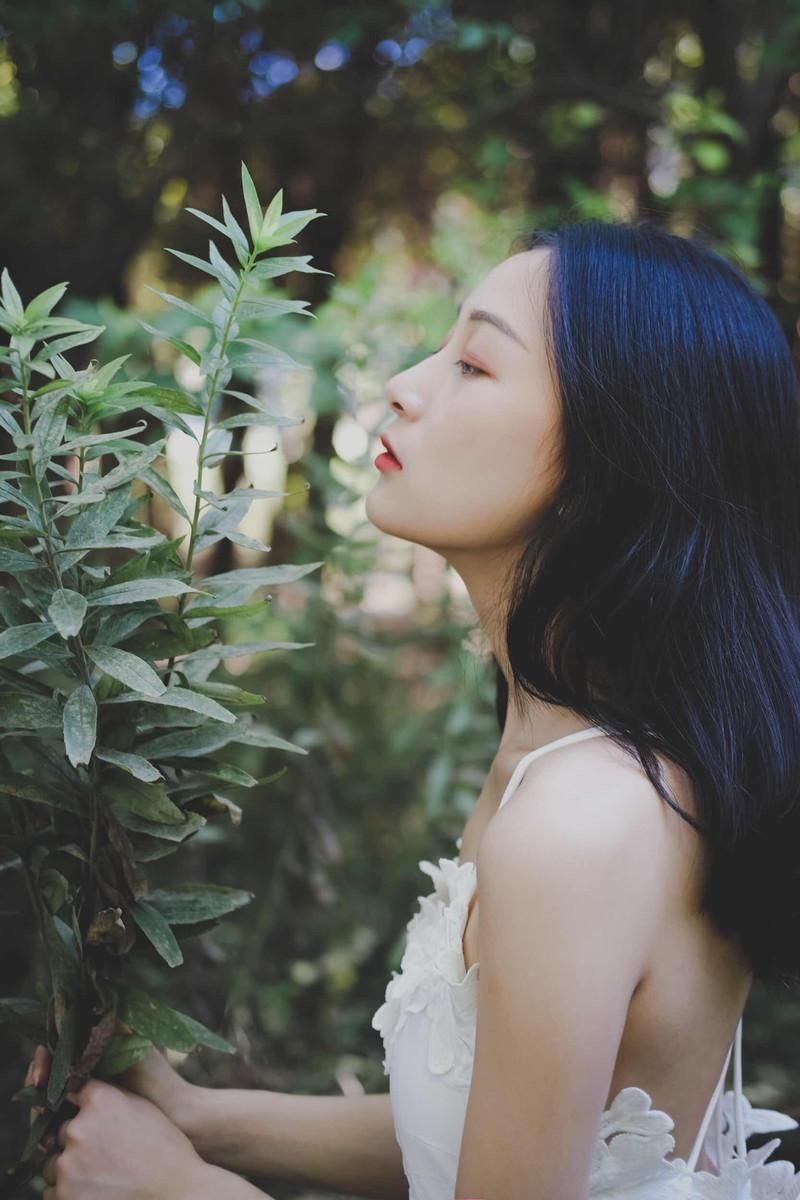 性感美女吊带露背裙诱人写真图片