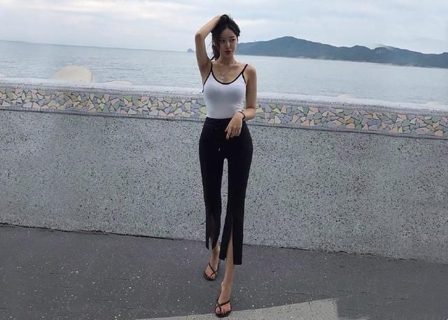 牛仔裤尽显高挑纤瘦的完美身材,彰显出清新自然的魅力