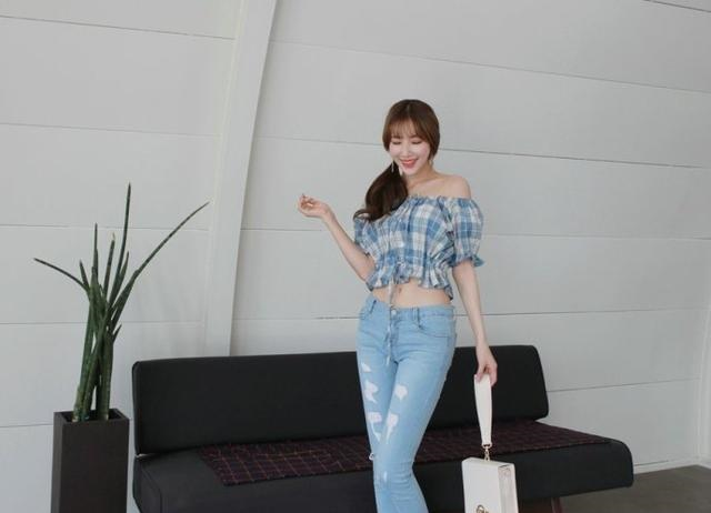 牛仔裤美女充满优雅范，让人禁不住看了好几遍！