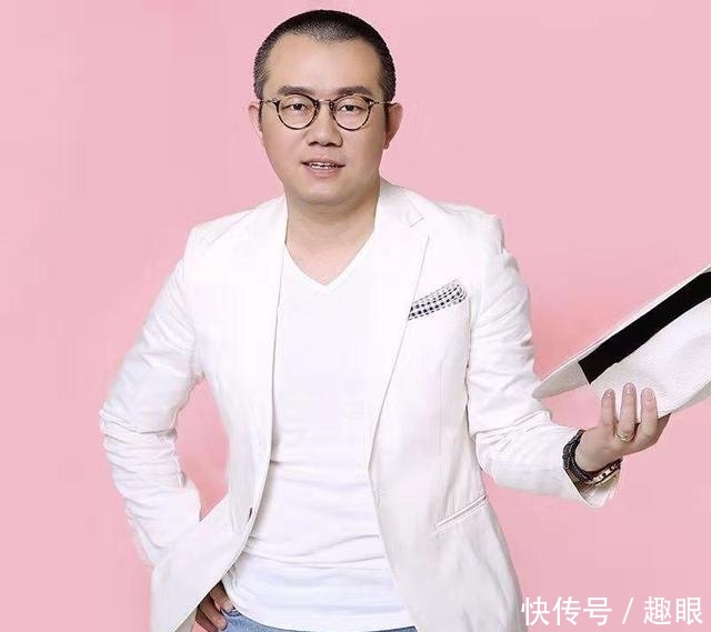 『亲自』涂磊在家憋成造型师,穿条纹毛衣亲自给女儿扎小辫,女儿软萌可爱