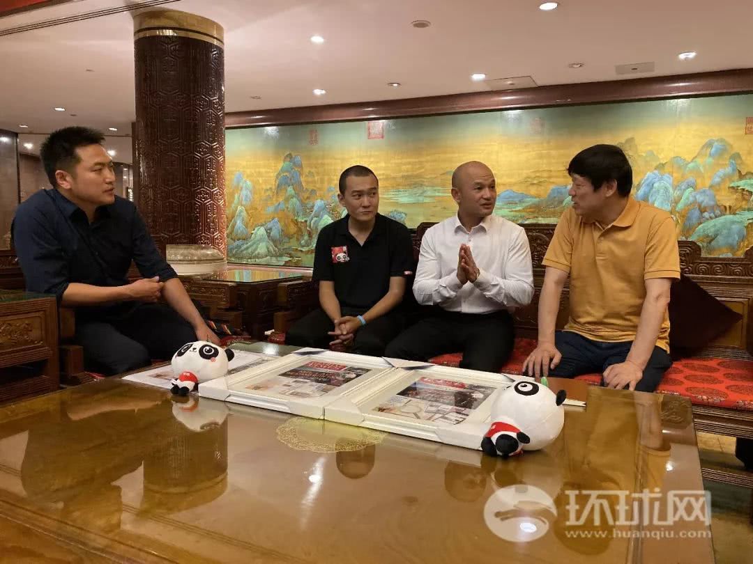  「警长」光头警长刘Sir与胡锡进、付国豪在北京会面，互赠礼物