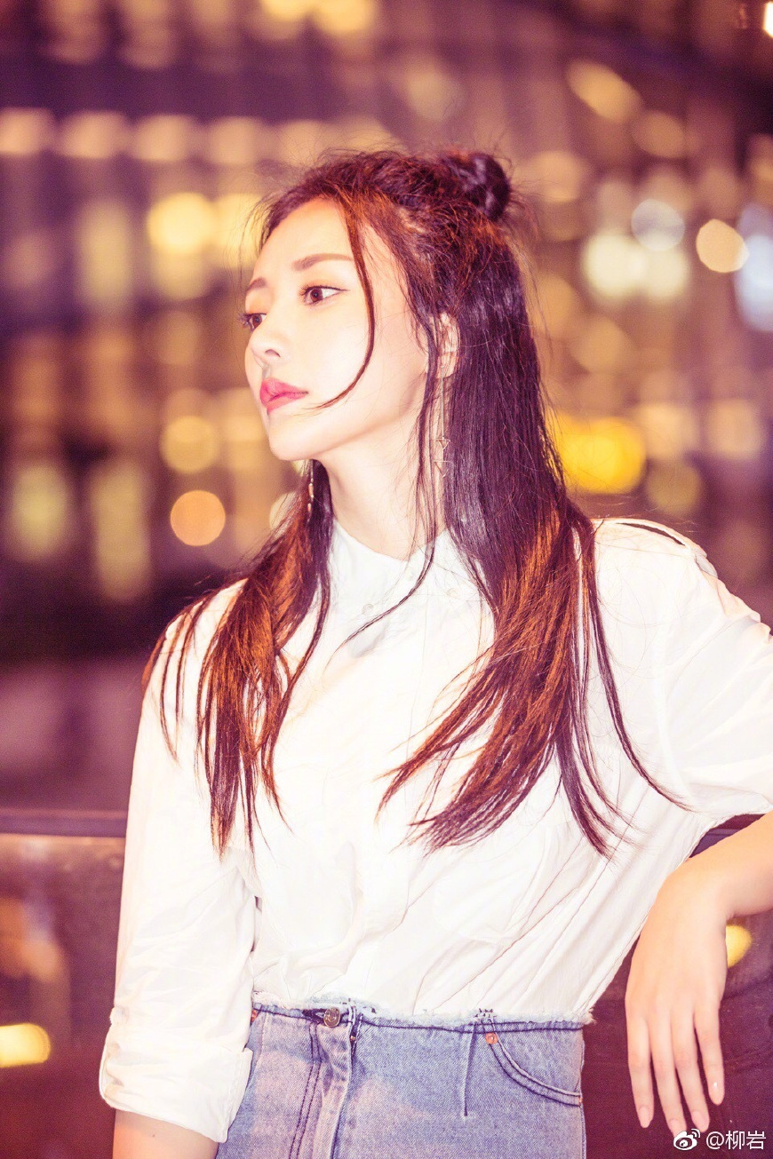 37岁柳岩厉害了!仅仅换了个发型就显小10岁,网友:她的胸是亮点