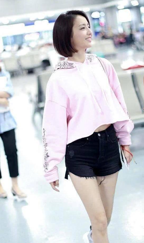 佟丽娅嫌短裤太紧，故意从侧边剪到大腿根，这种穿法还真没见过