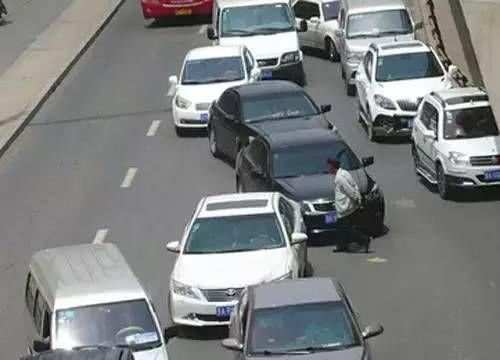  老司机：为什么老司机开车都喜欢中间车道？