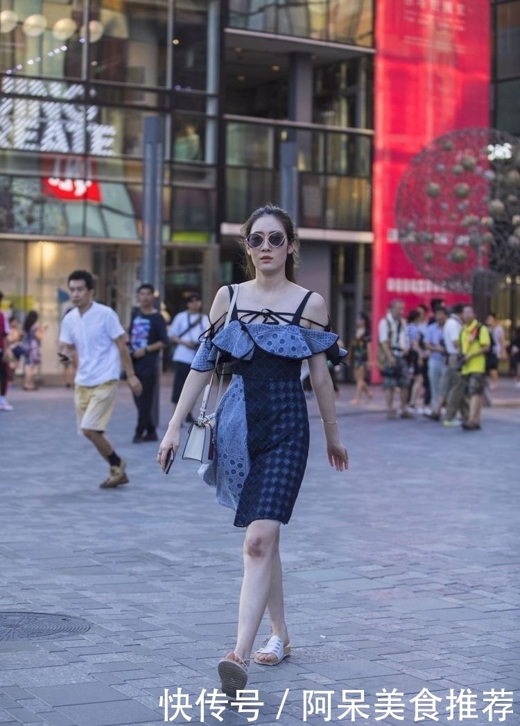 不知■街拍穿吊带裙的女神看起来很舒服,不知迷倒了多少人