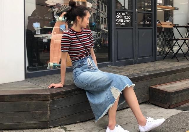 时髦随性的牛仔裤美女，摇曳身姿，真好看