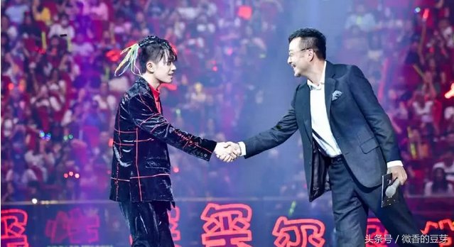 易烊千玺一飞冲天，侧面“鸡冠头”帅炸，汪涵看了都笑到合不拢嘴